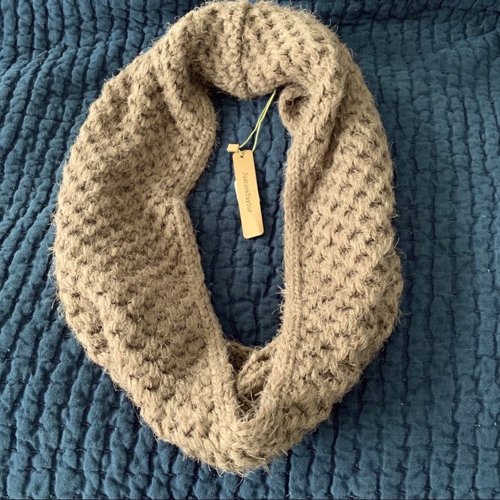 NEW Justin & Taylor Infinity Scarf